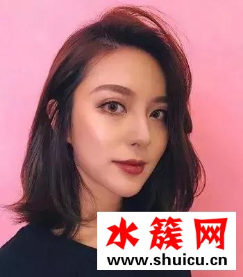 纹理烫短发女图片