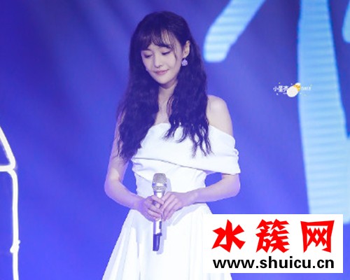 郑爽穿校服再现楚雨荨怎么回事