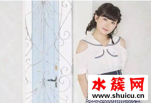 1.用发胶抓出性感水亮润发