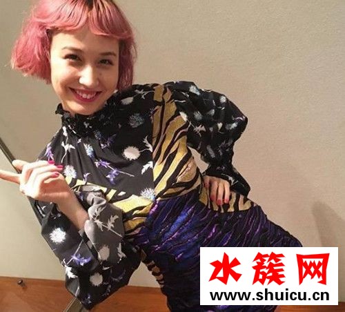 1.用发胶抓出性感水亮润发