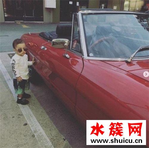 周杰伦与儿子散步