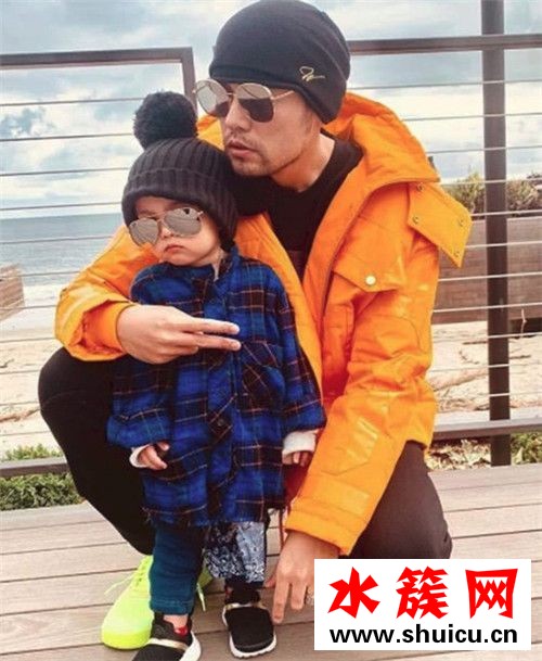 周杰伦与儿子散步