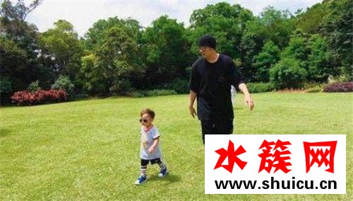 周杰伦与儿子散步