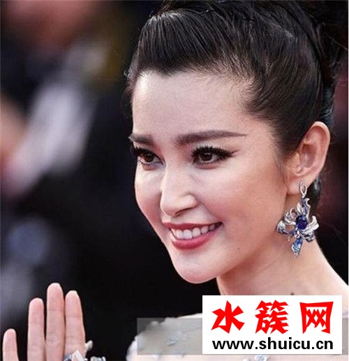 迪丽热巴未p图片显老 外媒镜头果然是高清照妖镜