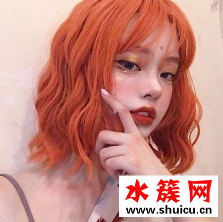 红色头发抖音流行女