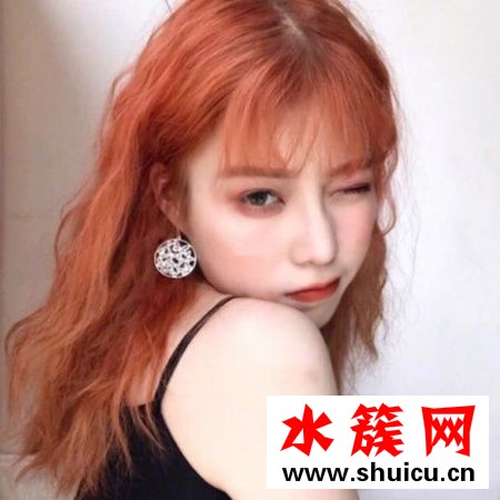 红色头发抖音流行女