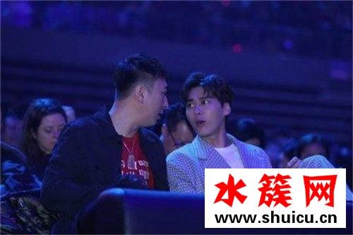李易峰捏王思聪脸满脸宠溺