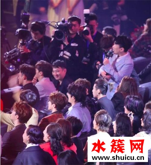 李易峰捏王思聪脸满脸宠溺