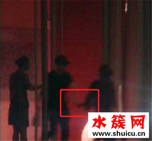冯绍峰接机赵丽颖