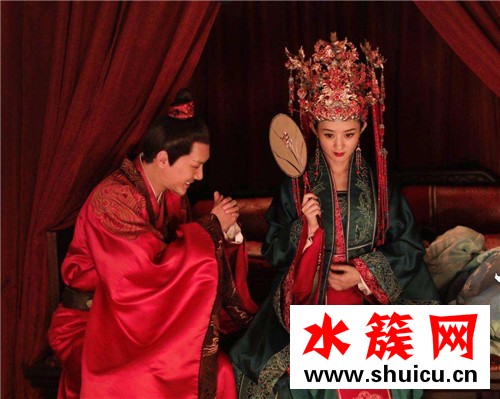 冯绍峰接机赵丽颖