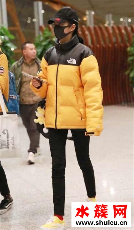 关晓彤穿鹿晗同款棉服裹成球 真是时尚灾难